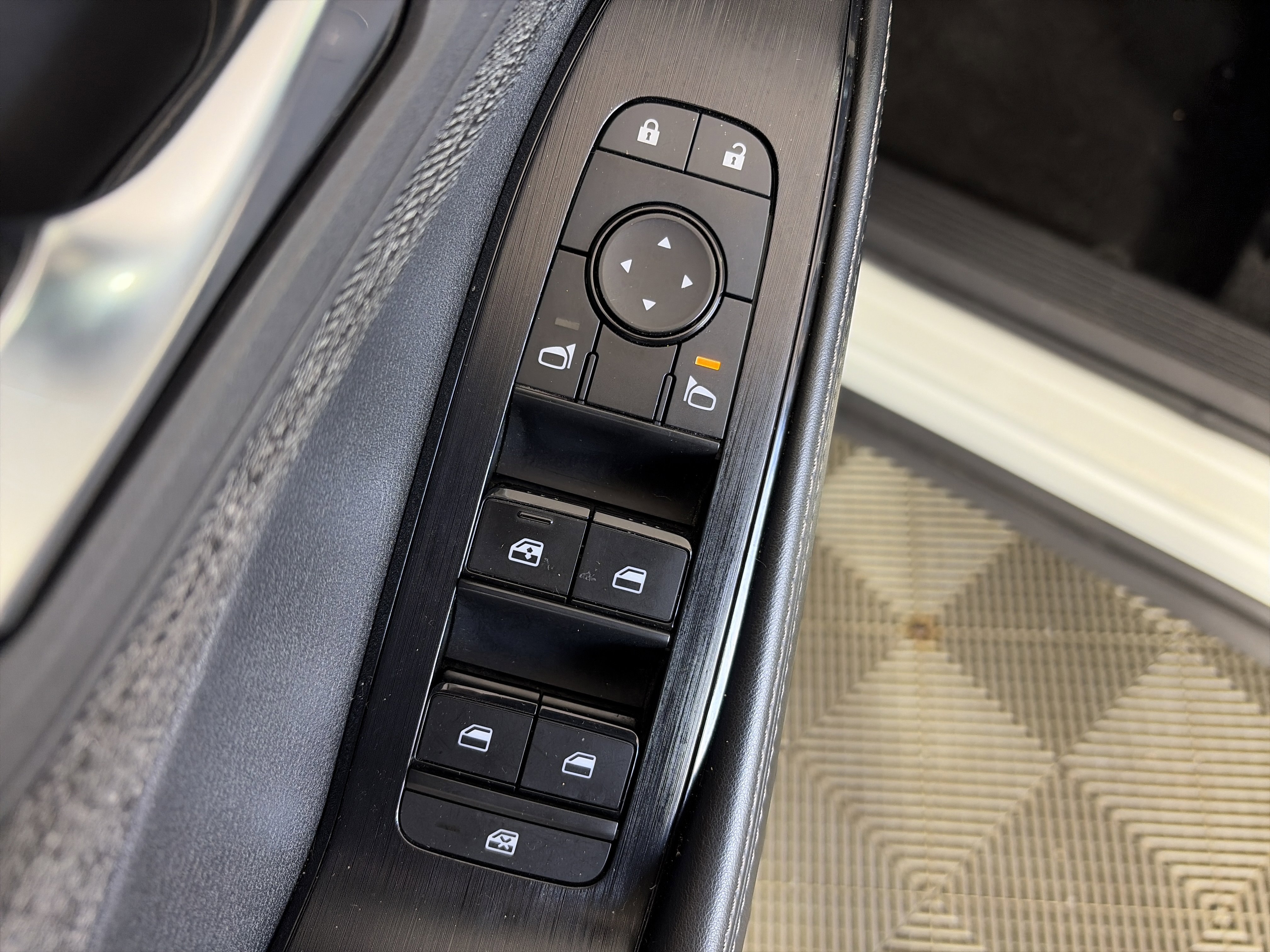 Used 2021 Nissan Rogue SV image 27