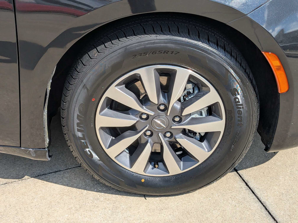Certified 2023 Chrysler Pacifica Limited FWD image 11