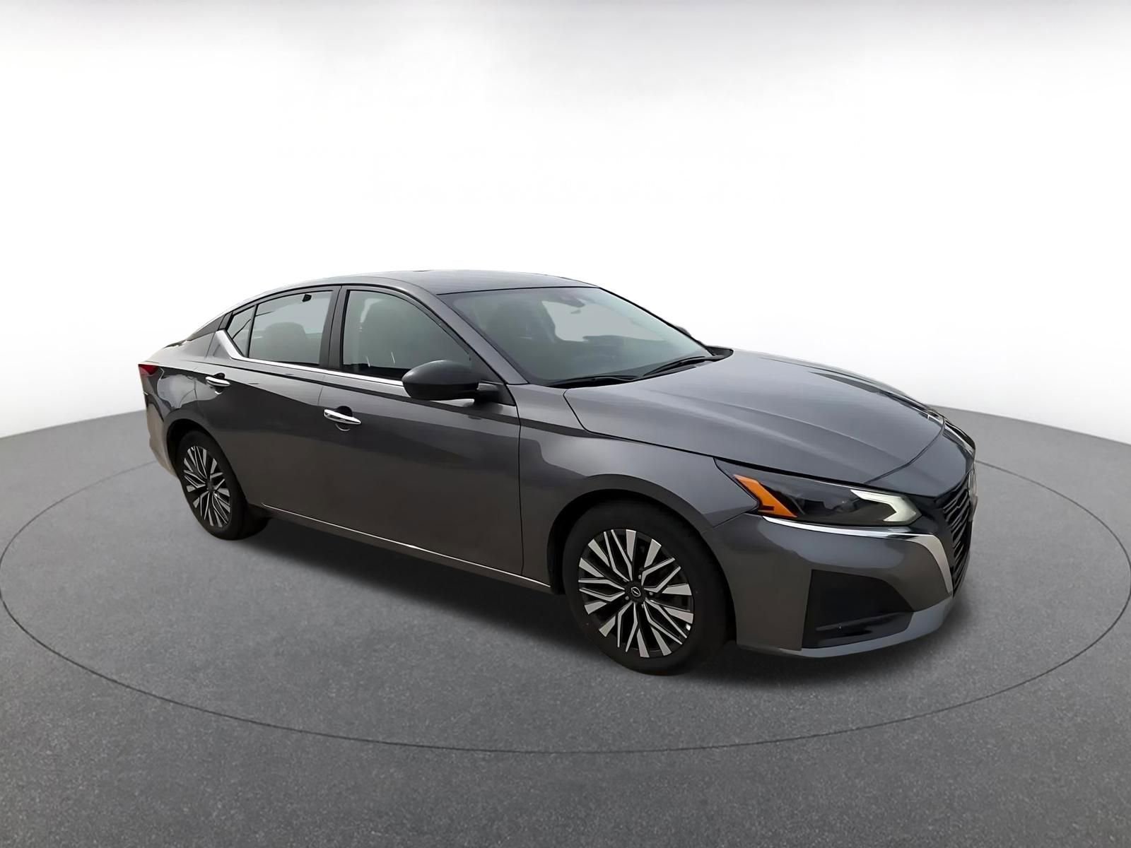 Used 2025 Nissan Altima 2.5 SV FWD image 2