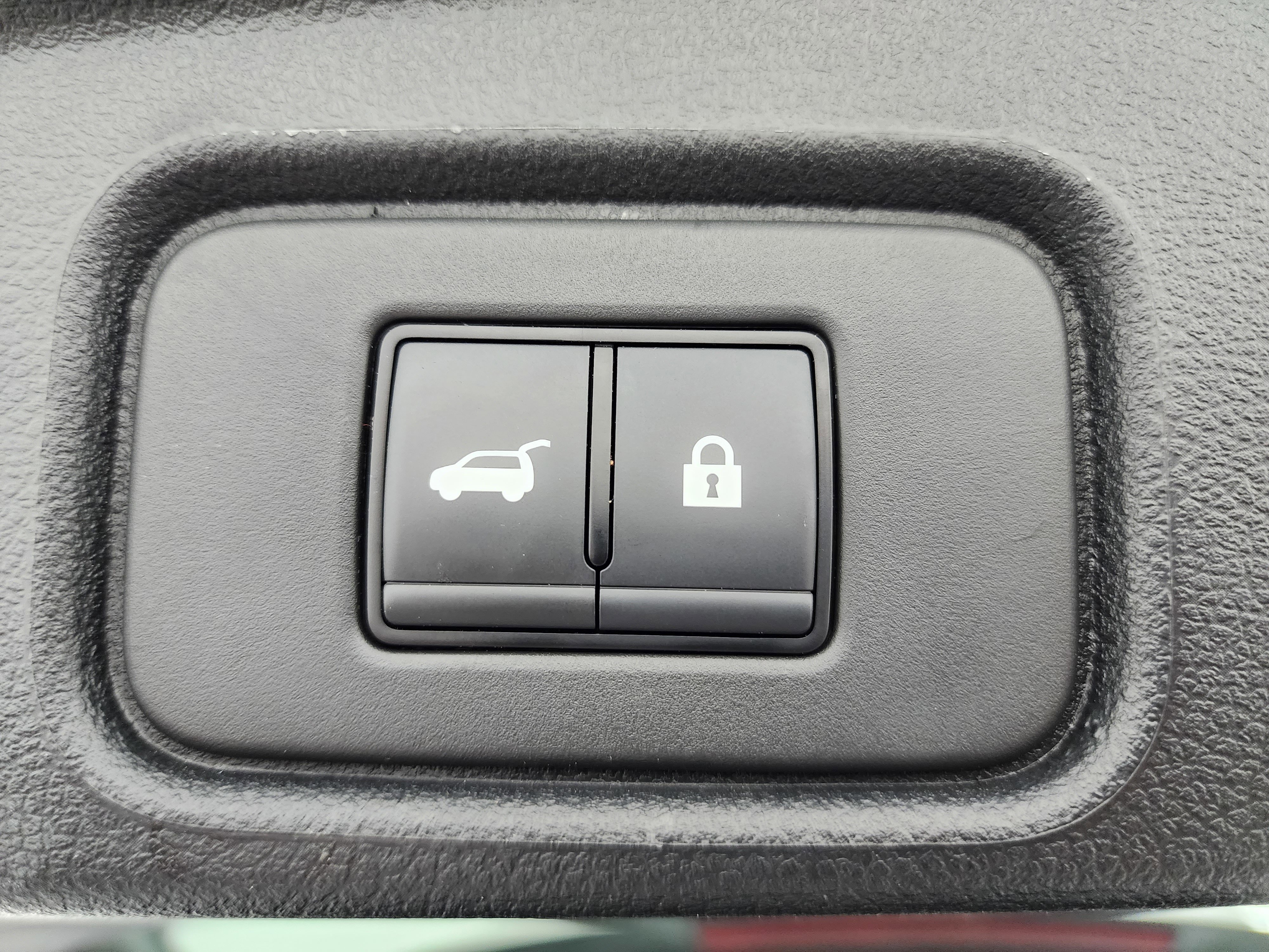 Used 2025 Nissan Pathfinder SV image 31