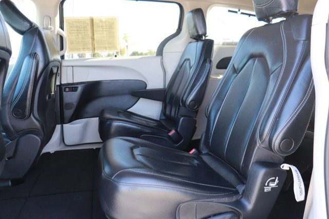 Used 2022 Chrysler Pacifica Touring-L image 11