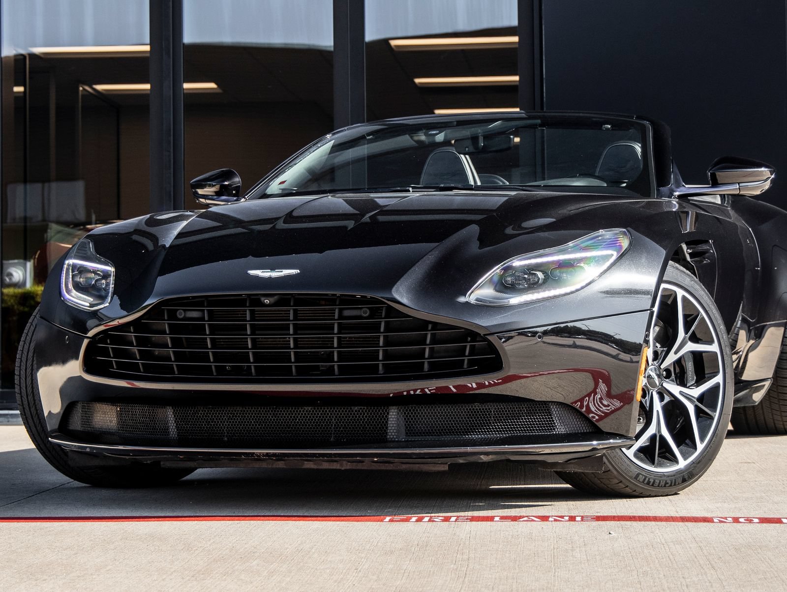 Used 2019 Aston Martin DB11 Volante RWD image 3