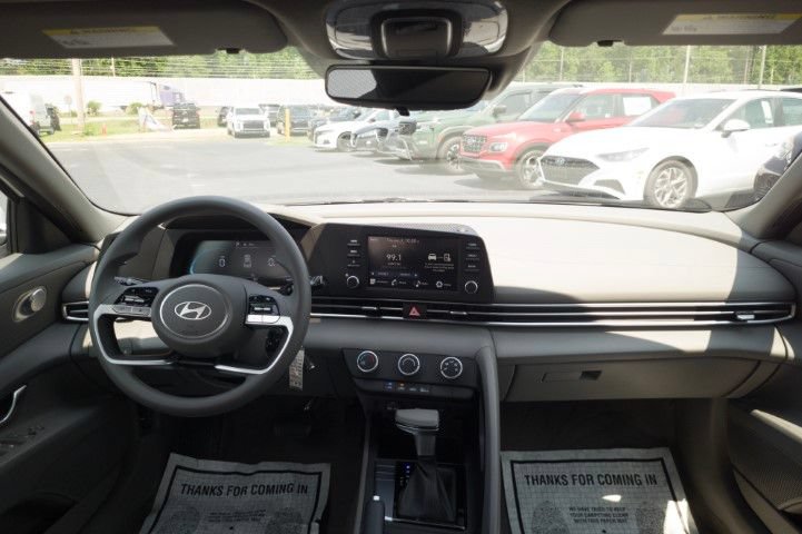 New 2026 Hyundai Elantra SE FWD image 18