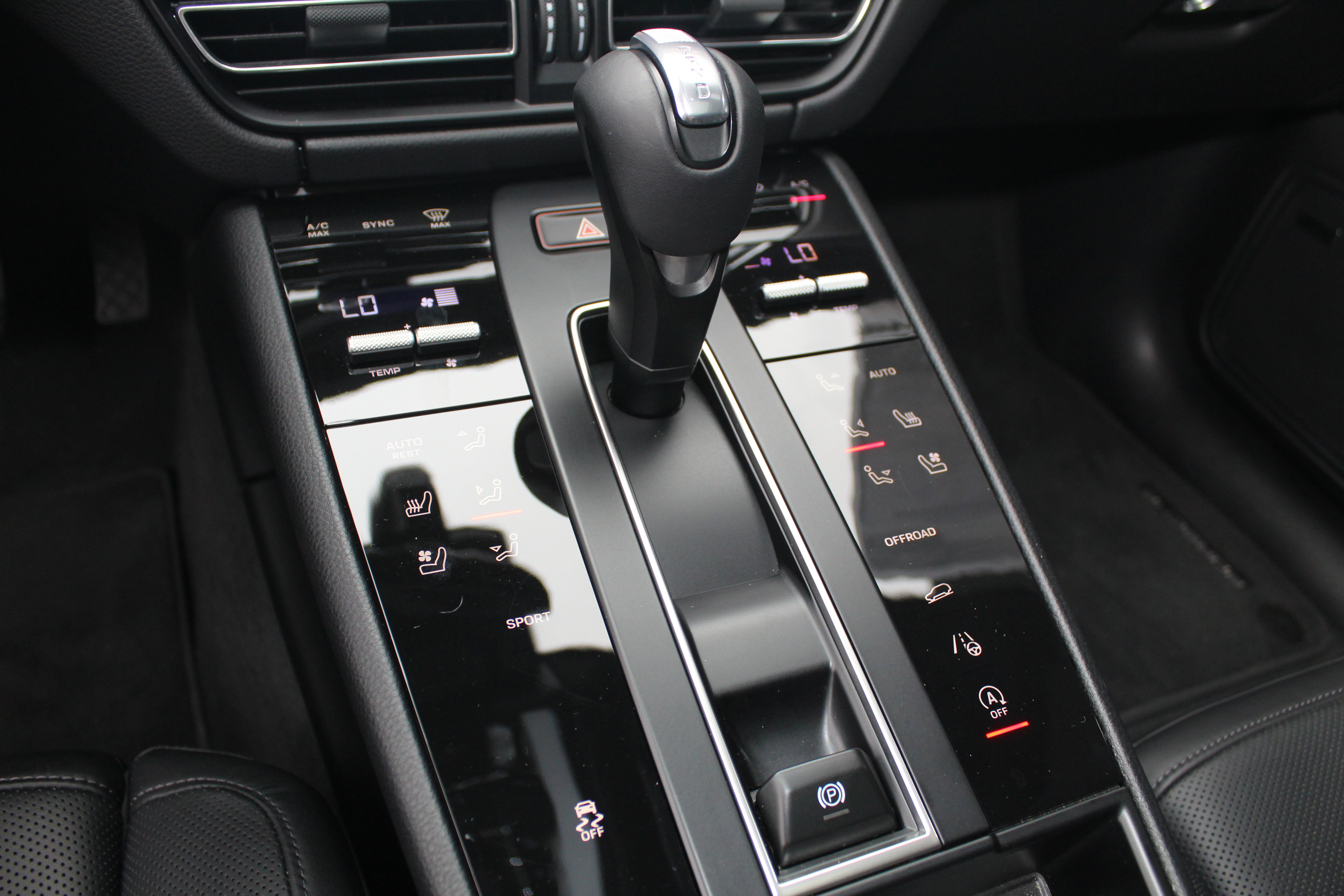 Certified 2025 Porsche Macan image 17