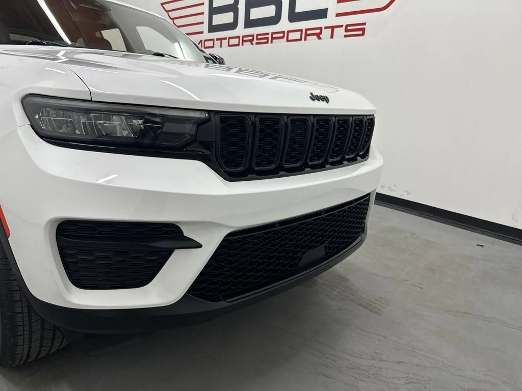 Used 2024 Jeep Grand Cherokee Altitude AWD/4WD image 2