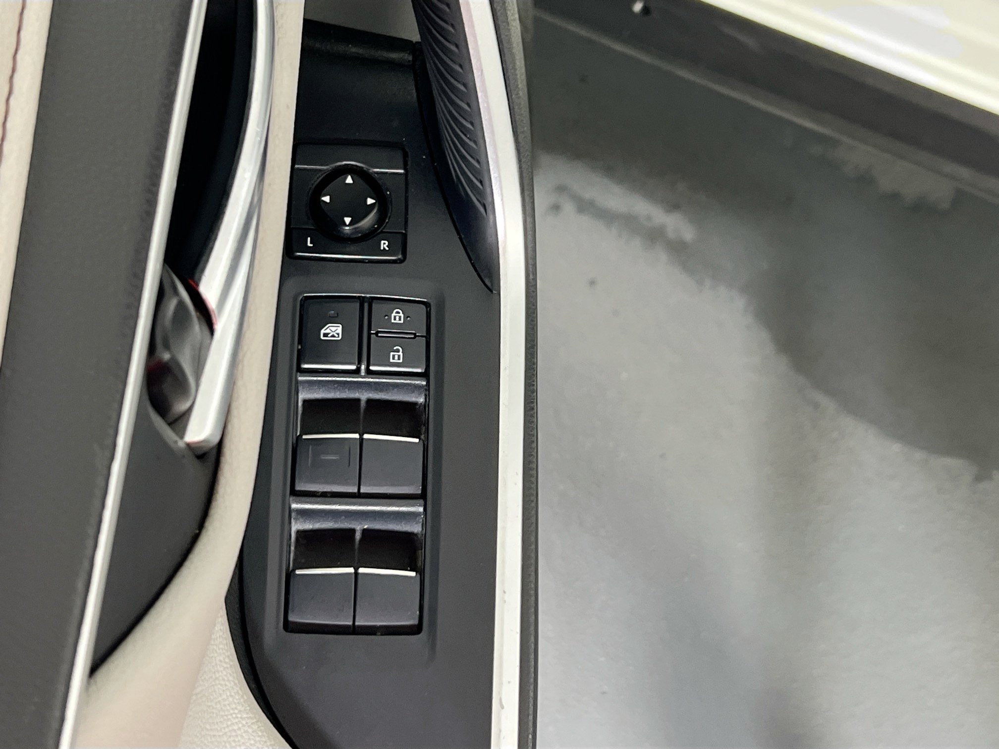 Used 2020 Toyota RAV4 Limited w/ All Weather Liner Package AWD/4WD image 18