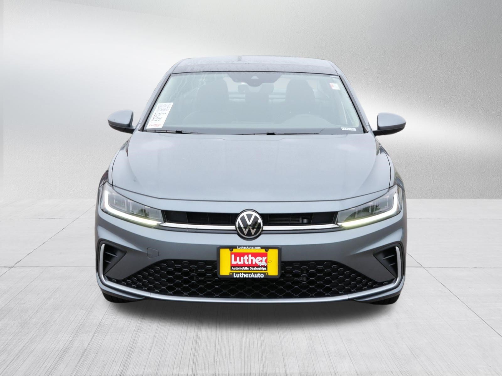 Used 2025 Volkswagen Jetta SE w/ Sunroof Package FWD image 2