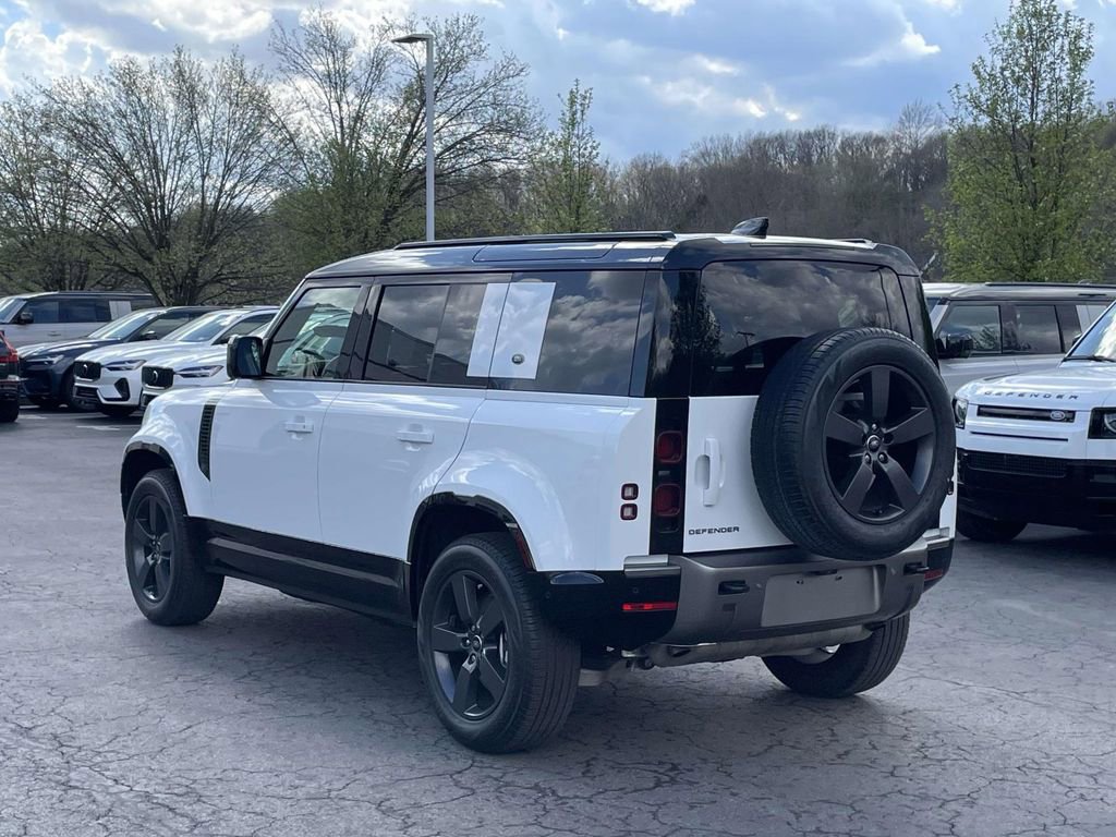 Used 2024 Land Rover Defender 110 X-Dynamic SE image 3