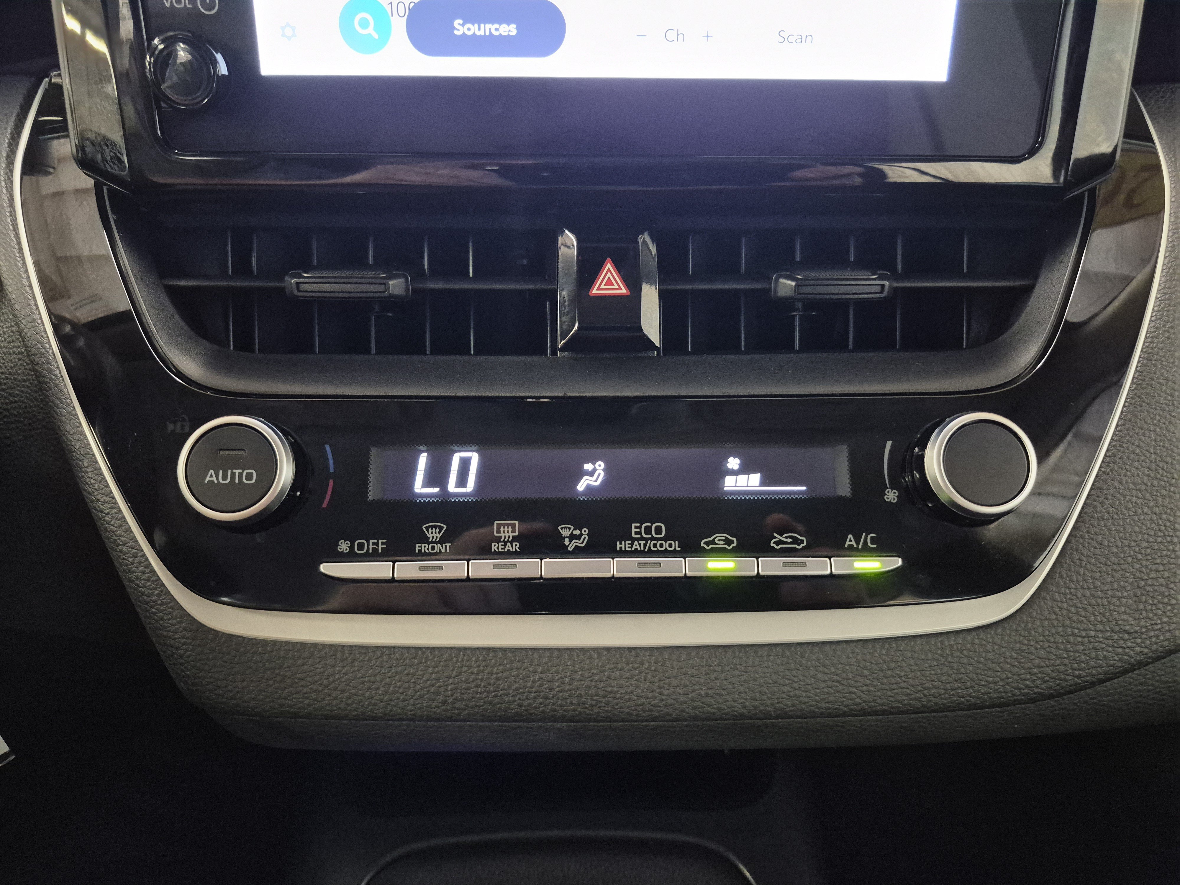 Used 2025 Toyota Corolla LE FWD image 29
