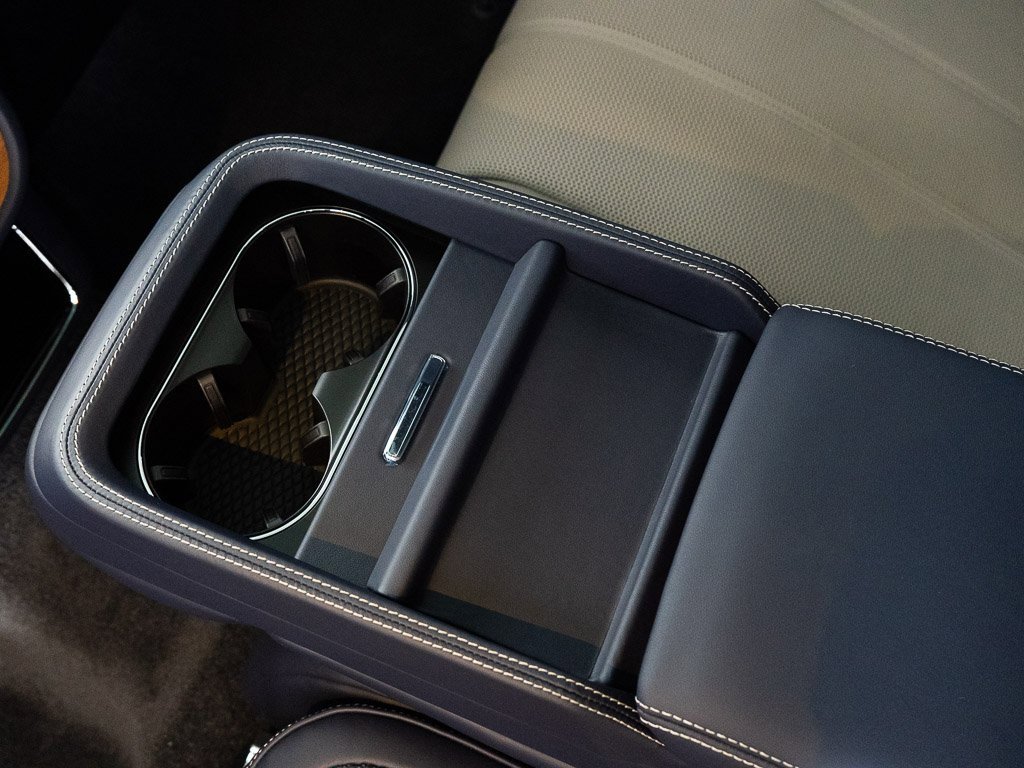 Used 2025 Bentley Bentayga image 27