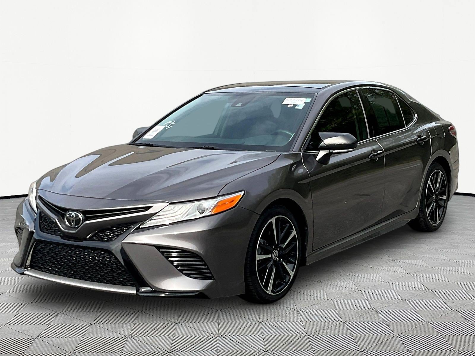 Used 2020 Toyota Camry XSE FWD image 1
