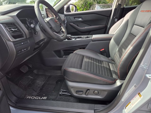 Used 2025 Nissan Rogue SV AWD/4WD image 11