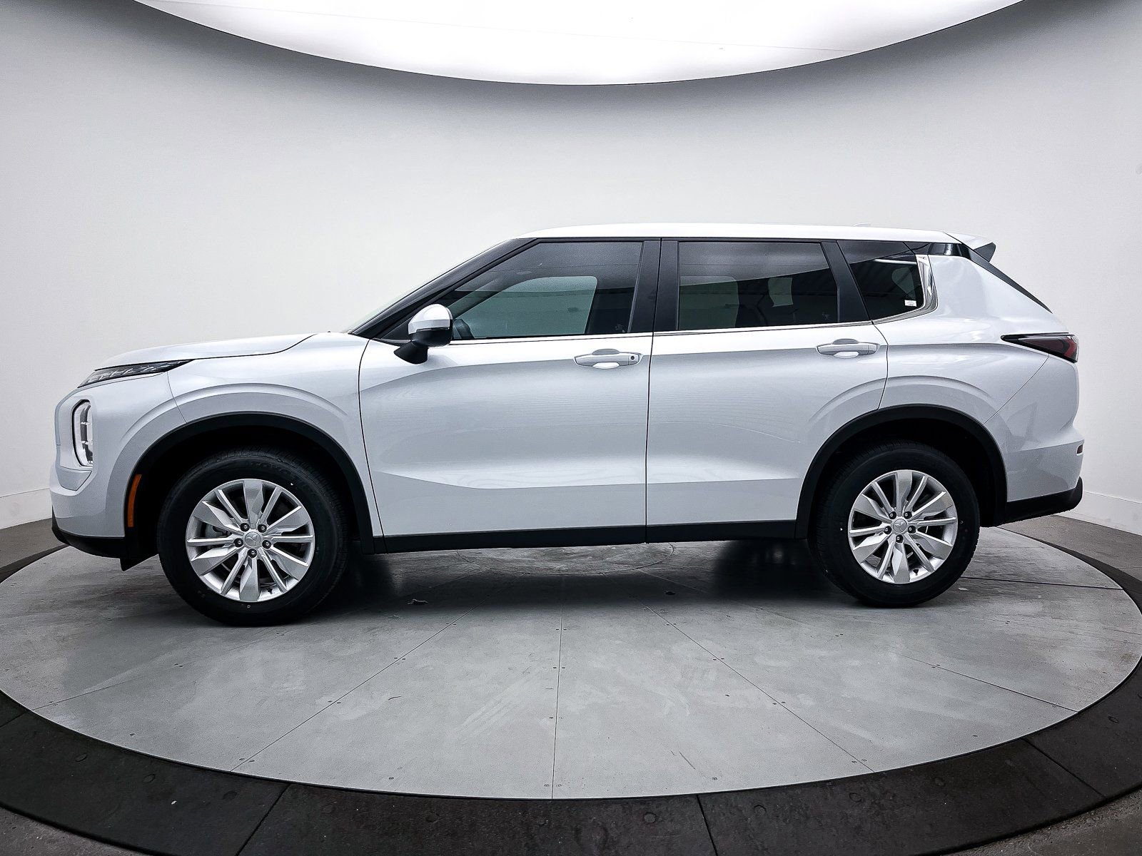 New 2025 Mitsubishi Outlander ES image 4