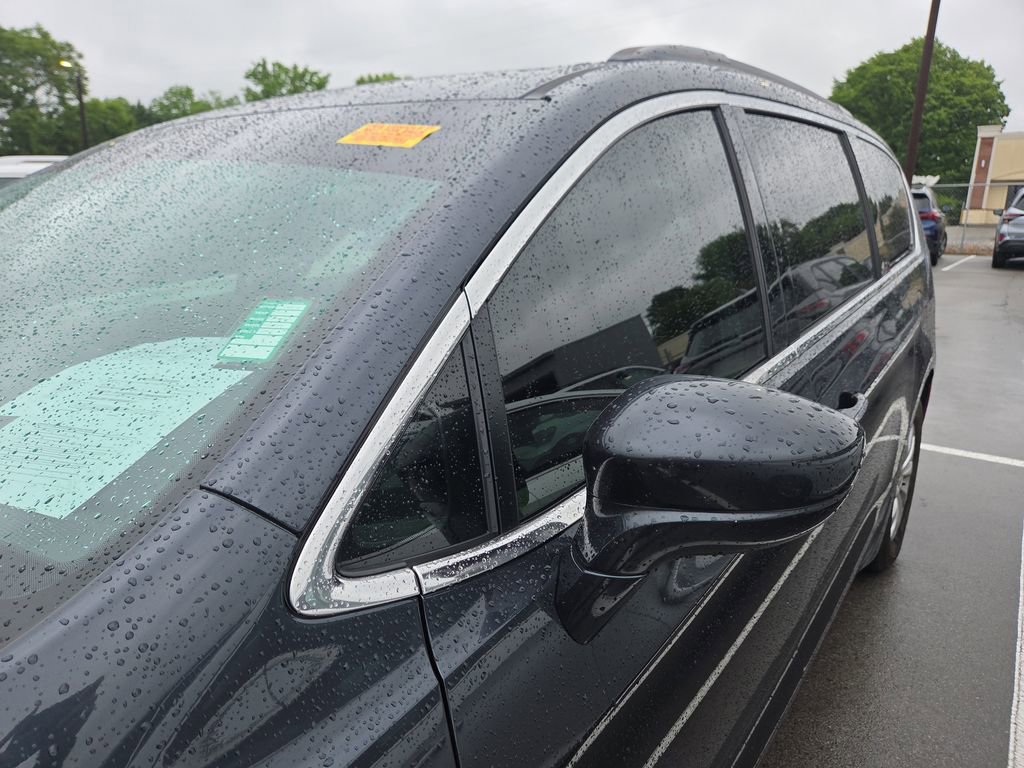 Used 2019 Chrysler Pacifica Touring Plus w/ Cold Weather Group FWD image 11