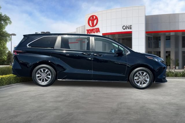 Certified 2024 Toyota Sienna LE AWD/4WD image 3