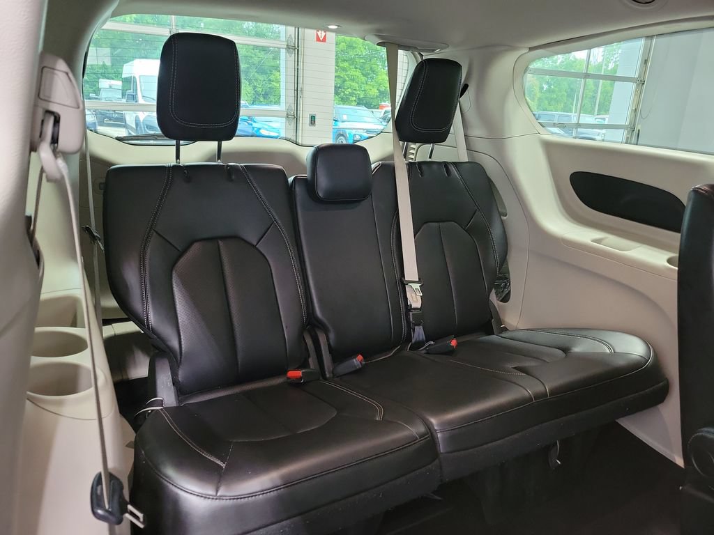 Certified 2023 Chrysler Pacifica Touring-L FWD image 17
