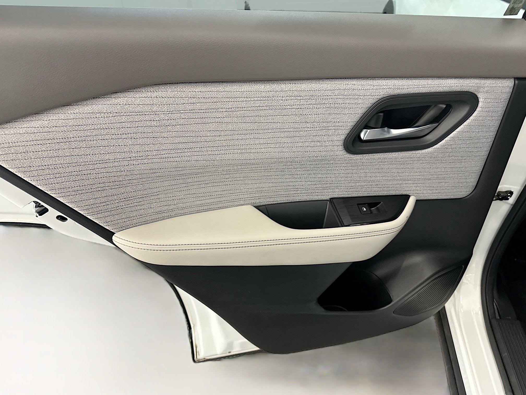 Used 2023 Nissan Rogue SV image 26