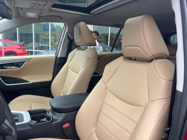 Used 2020 Toyota RAV4 Limited image 14