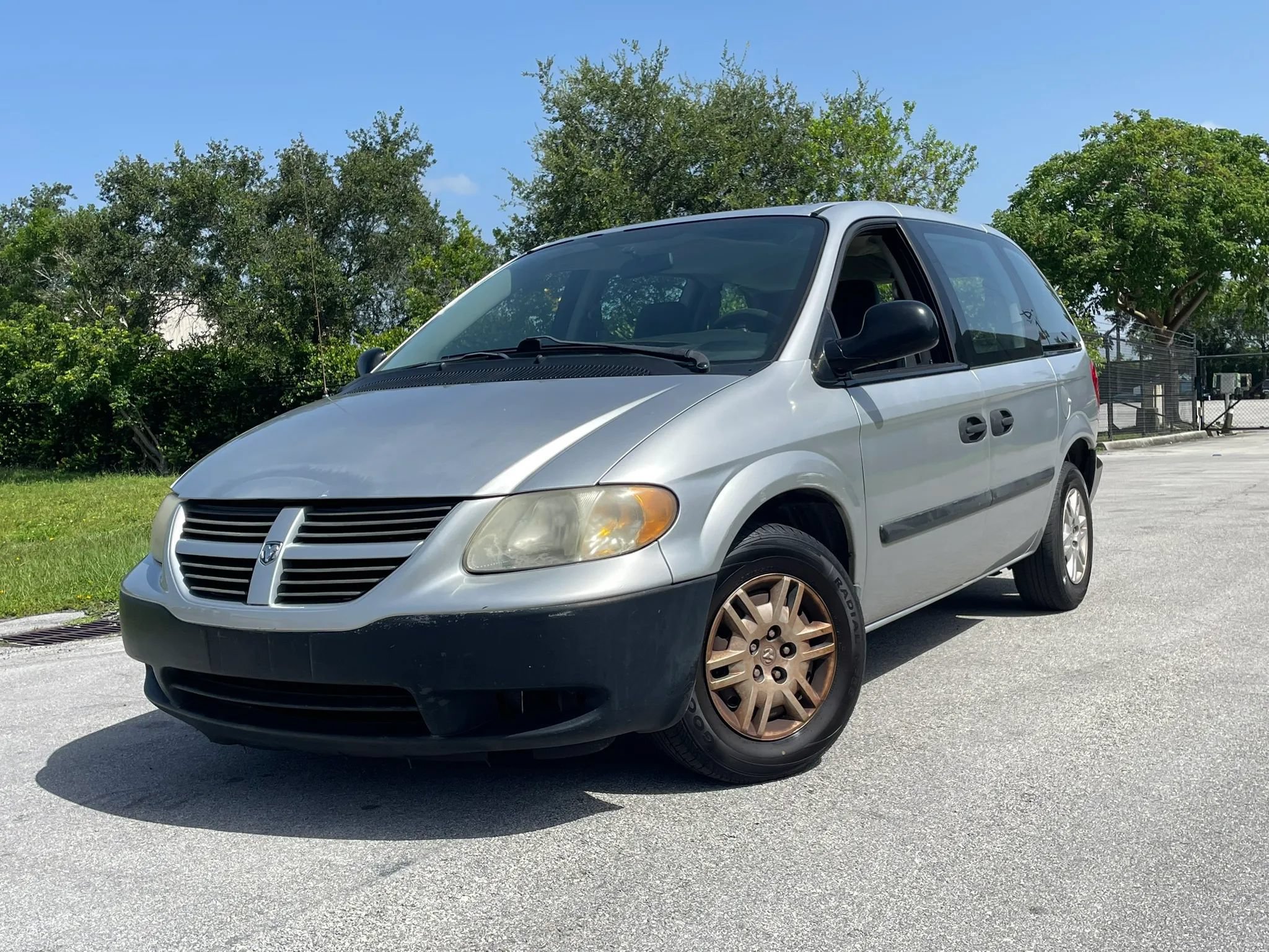 Used 2005 Dodge Caravan SE w/ Popular Equipment Group FWD image 2