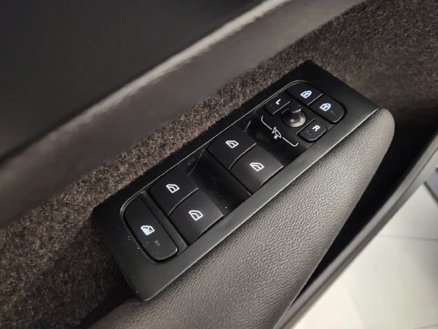 Certified 2026 Volvo XC40 B5 Plus AWD/4WD image 23