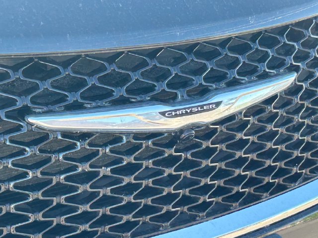 Used 2023 Chrysler Pacifica Touring-L FWD image 10