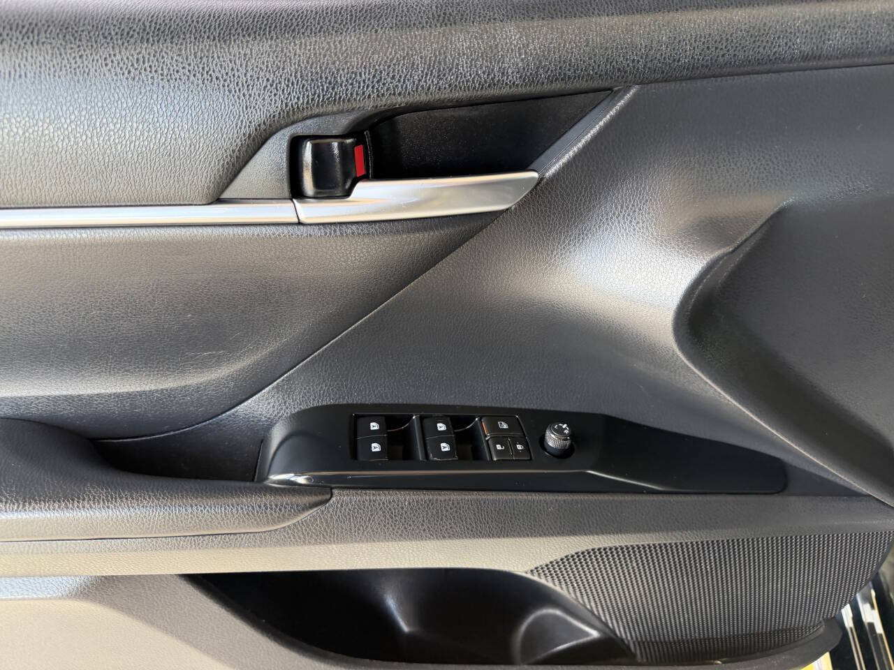 Used 2020 Toyota Camry SE FWD image 9