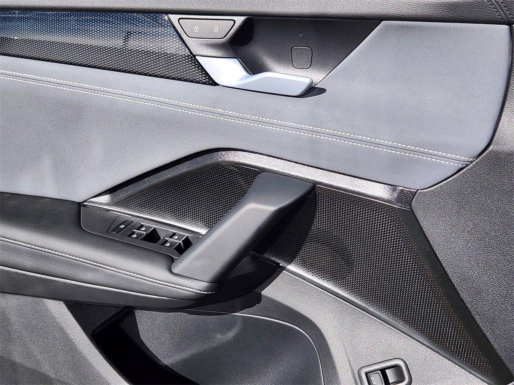 New 2025 Volkswagen Tiguan SE R-Line image 3