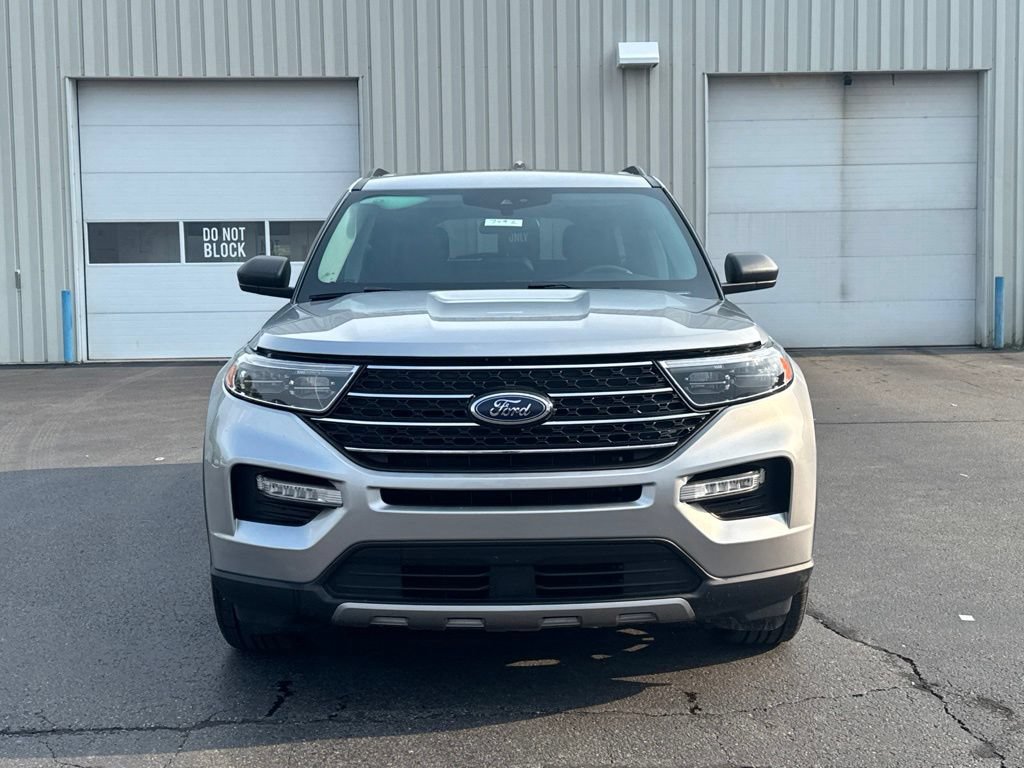 Used 2023 Ford Explorer XLT w/ Equipment Group 202A AWD/4WD image 2