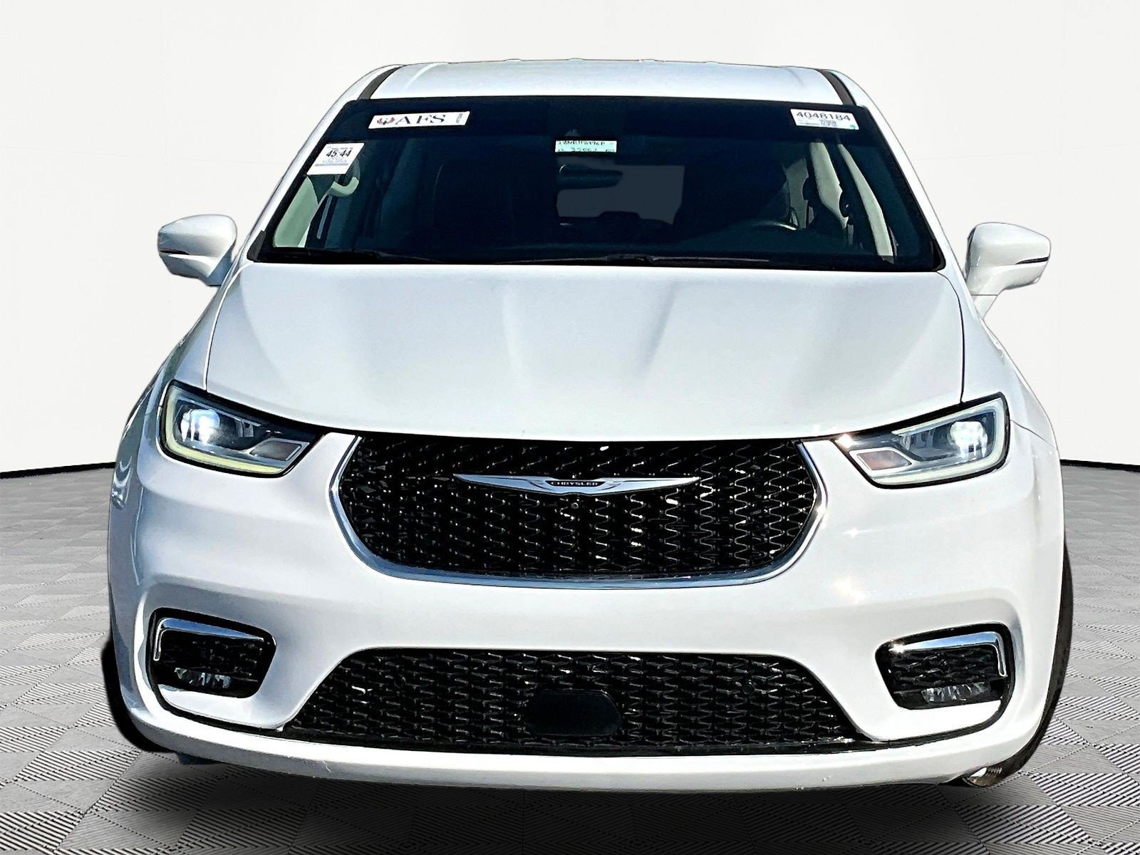 Used 2022 Chrysler Pacifica Touring-L w/ Uconnect Theater Family Group FWD image 2
