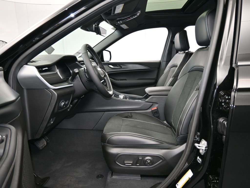 New 2025 Jeep Grand Cherokee Laredo image 12