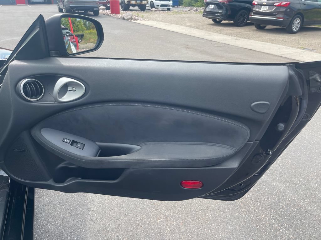 Used 2017 Nissan 370Z Touring RWD image 30