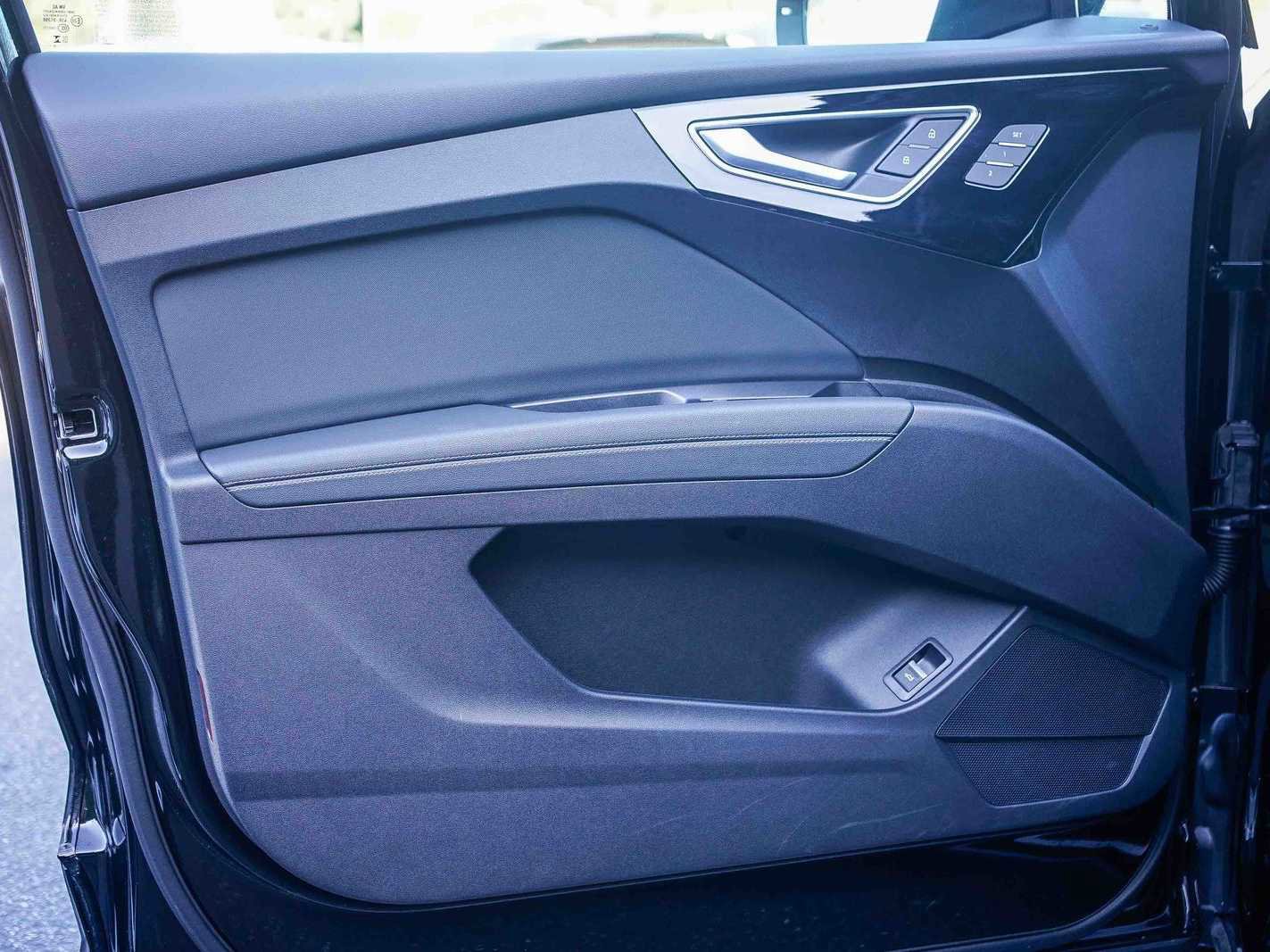 Used 2025 Audi Q4 e-tron Premium w/ Convenience Package image 19