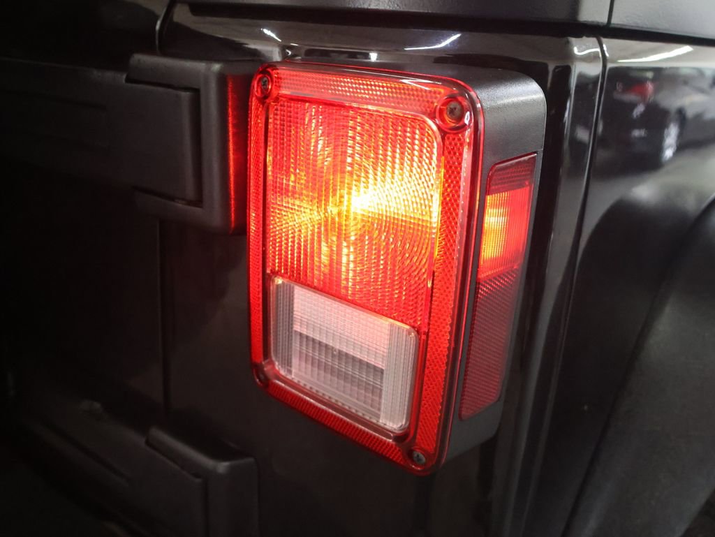 Used 2018 Jeep Wrangler Unlimited Rubicon w/ Connectivity Group image 33