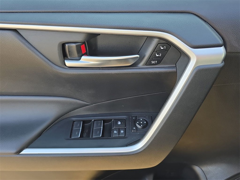 Used 2022 Toyota RAV4 XLE Premium image 24