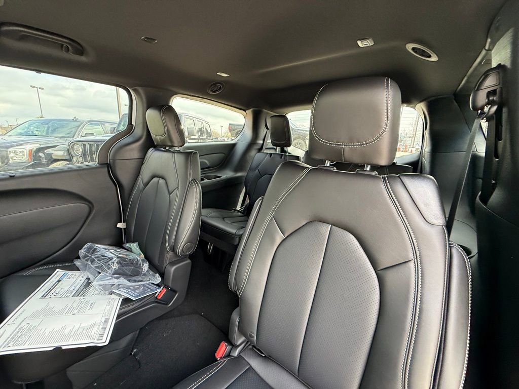 New 2026 Chrysler Pacifica Select image 24