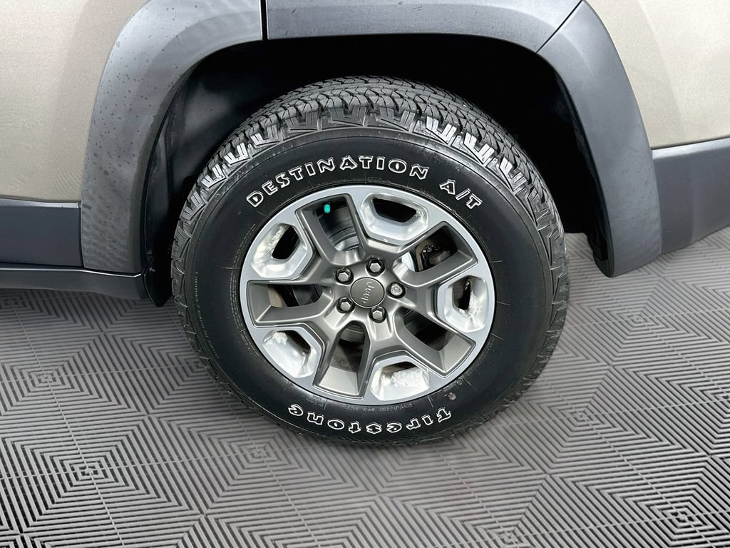 Used 2019 Jeep Cherokee Trailhawk w/ Cold Weather Group AWD/4WD image 38