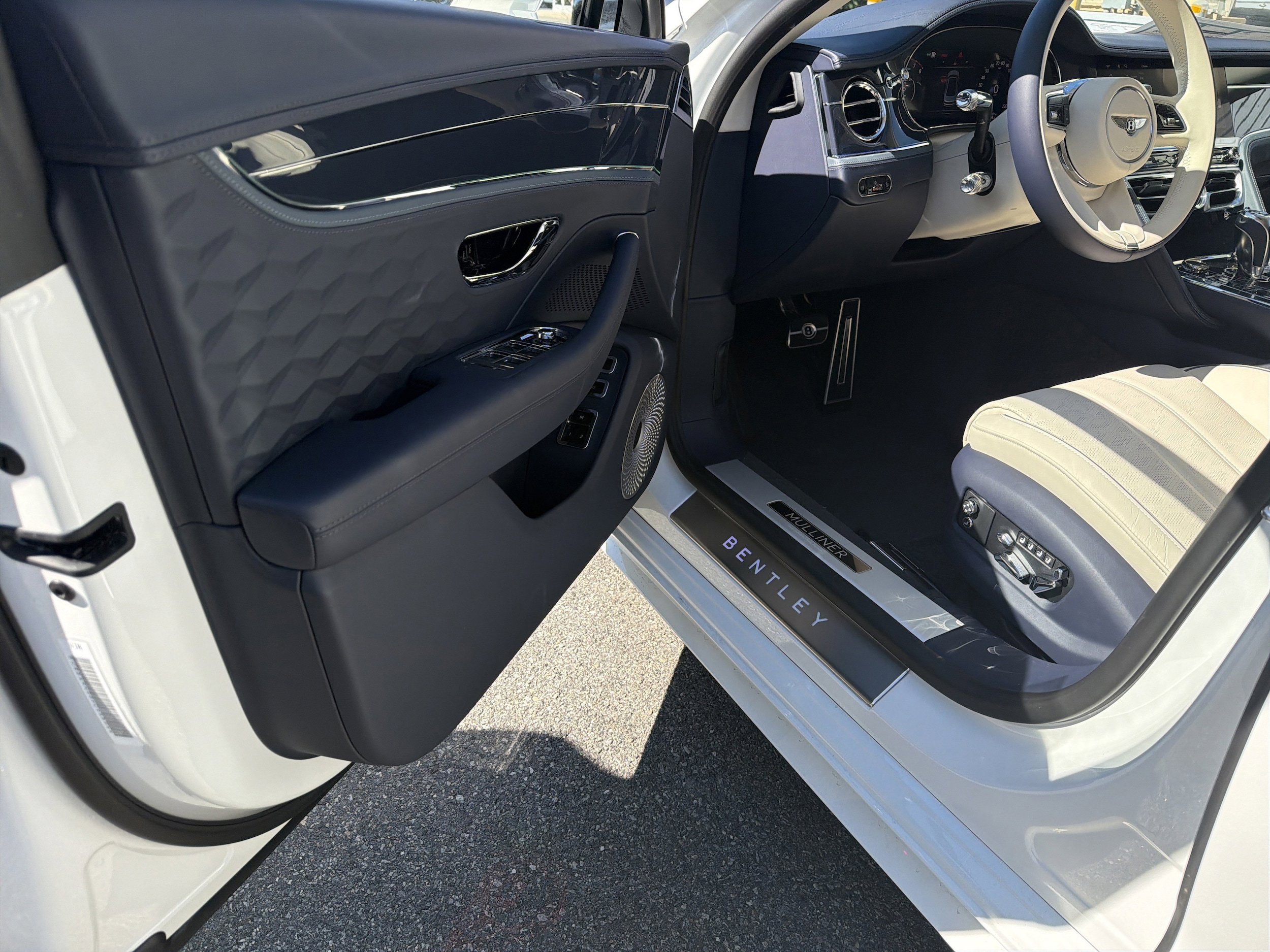 New 2026 Bentley Flying Spur Plug-In Hybrid AWD/4WD image 13