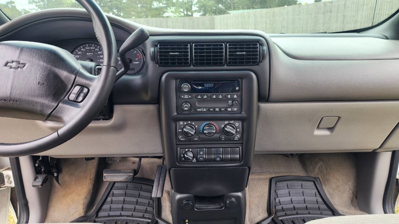 Used 2004 Chevrolet Venture LT FWD image 30