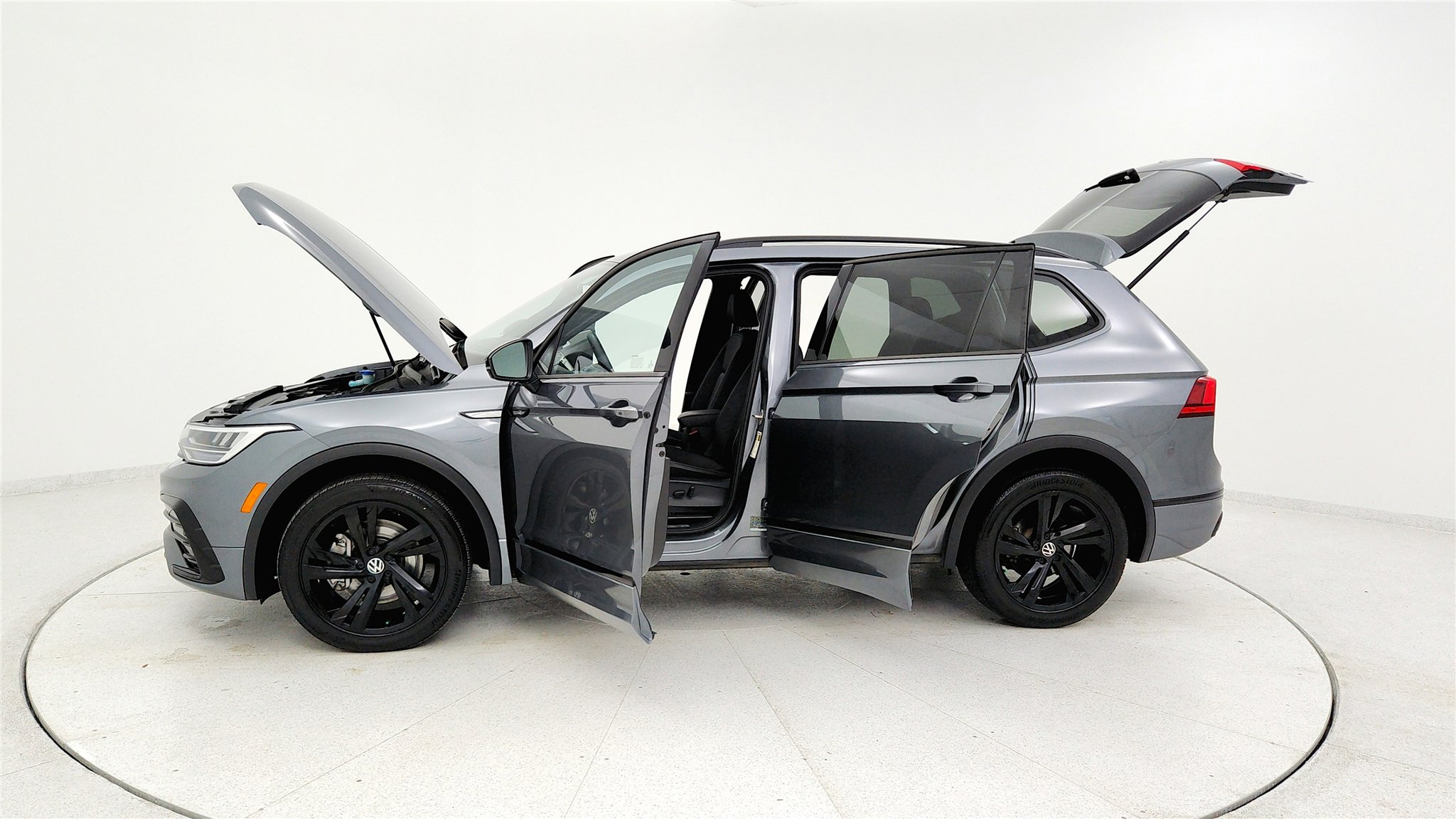 Used 2023 Volkswagen Tiguan SE R-Line image 9