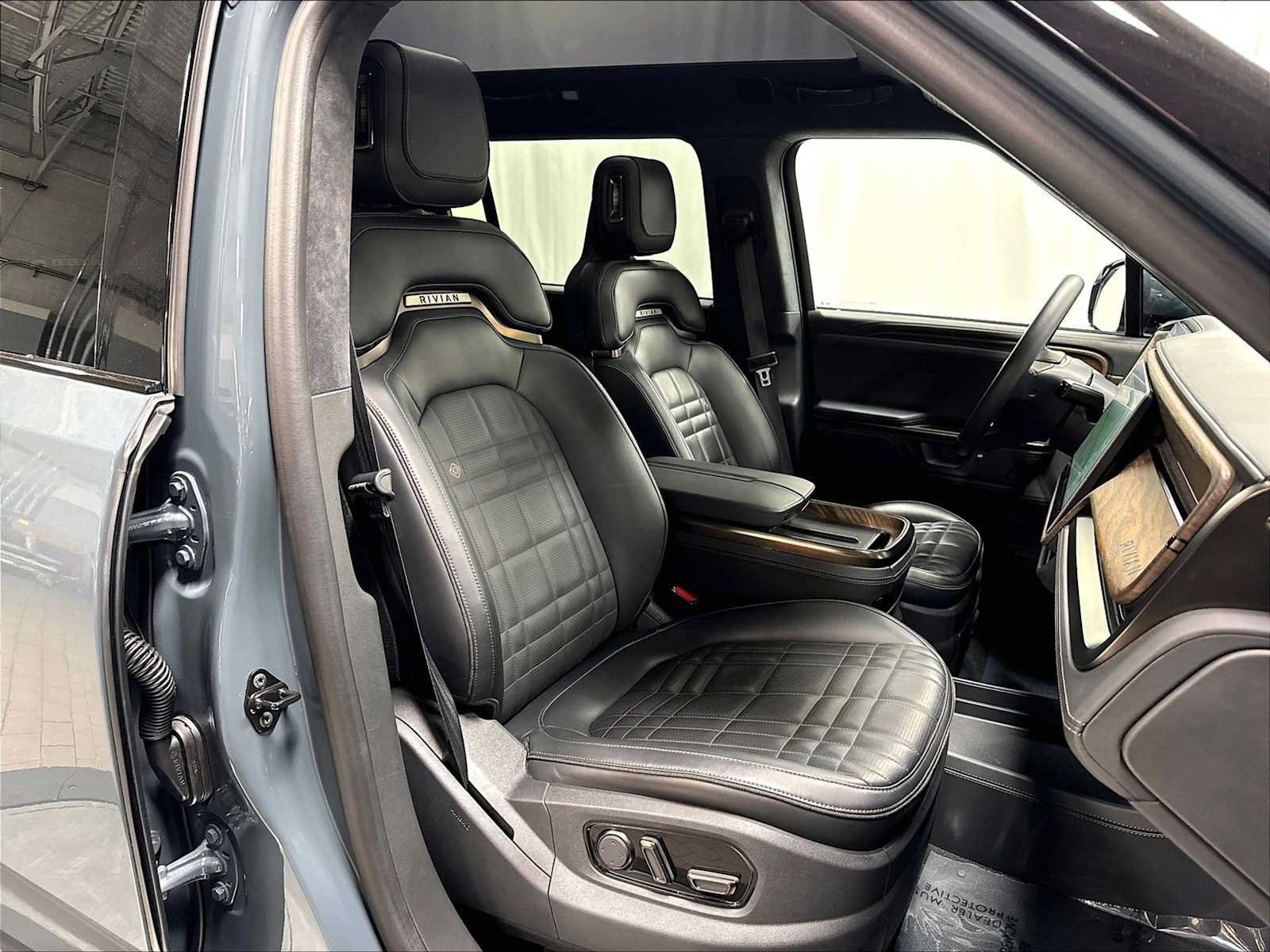 Used 2025 Rivian R1S Premium AWD/4WD image 29