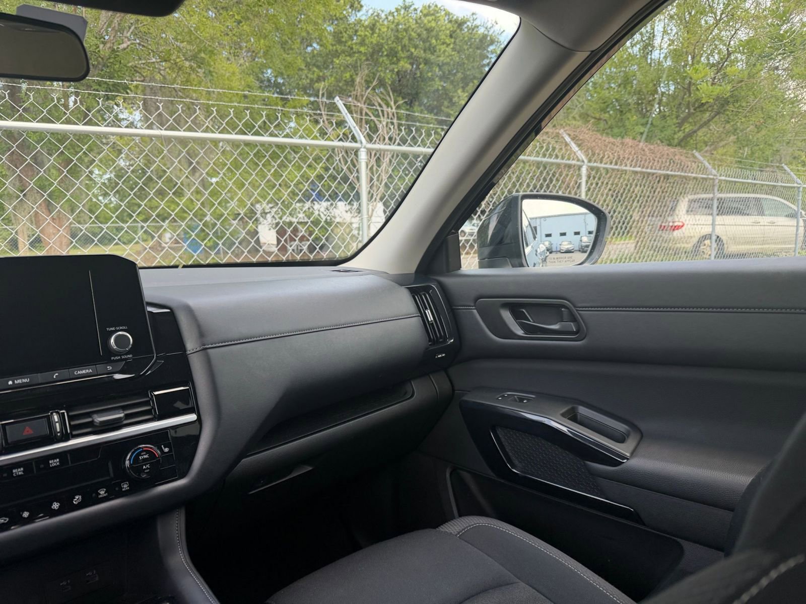 Used 2025 Nissan Pathfinder SV AWD/4WD image 38