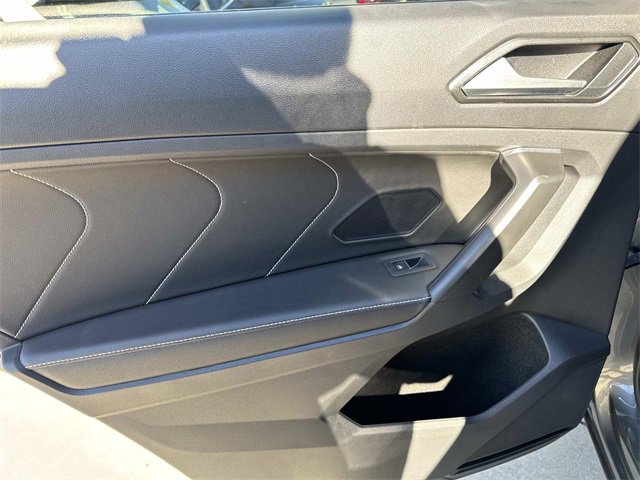 Certified 2023 Volkswagen Tiguan SE R-Line image 9
