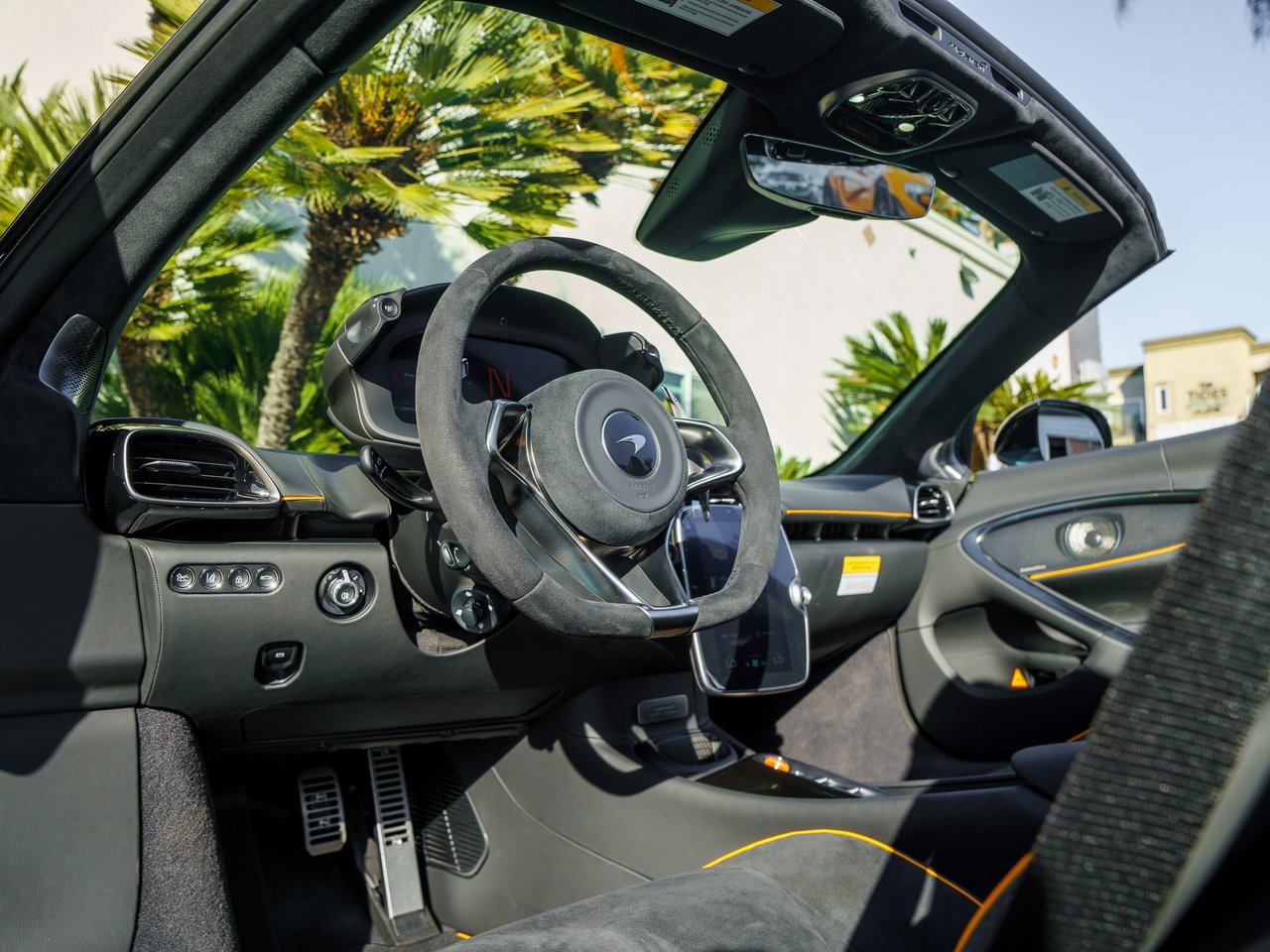 Used 2025 McLaren Artura Spider image 12