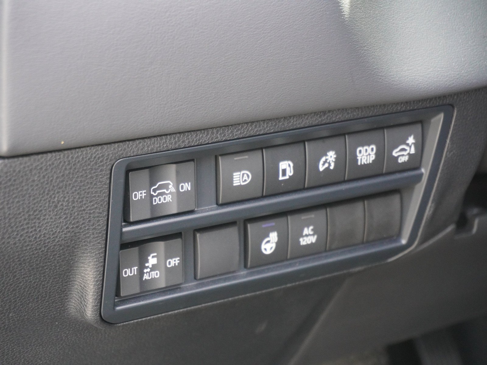 Used 2025 Toyota Sequoia Platinum AWD/4WD image 28