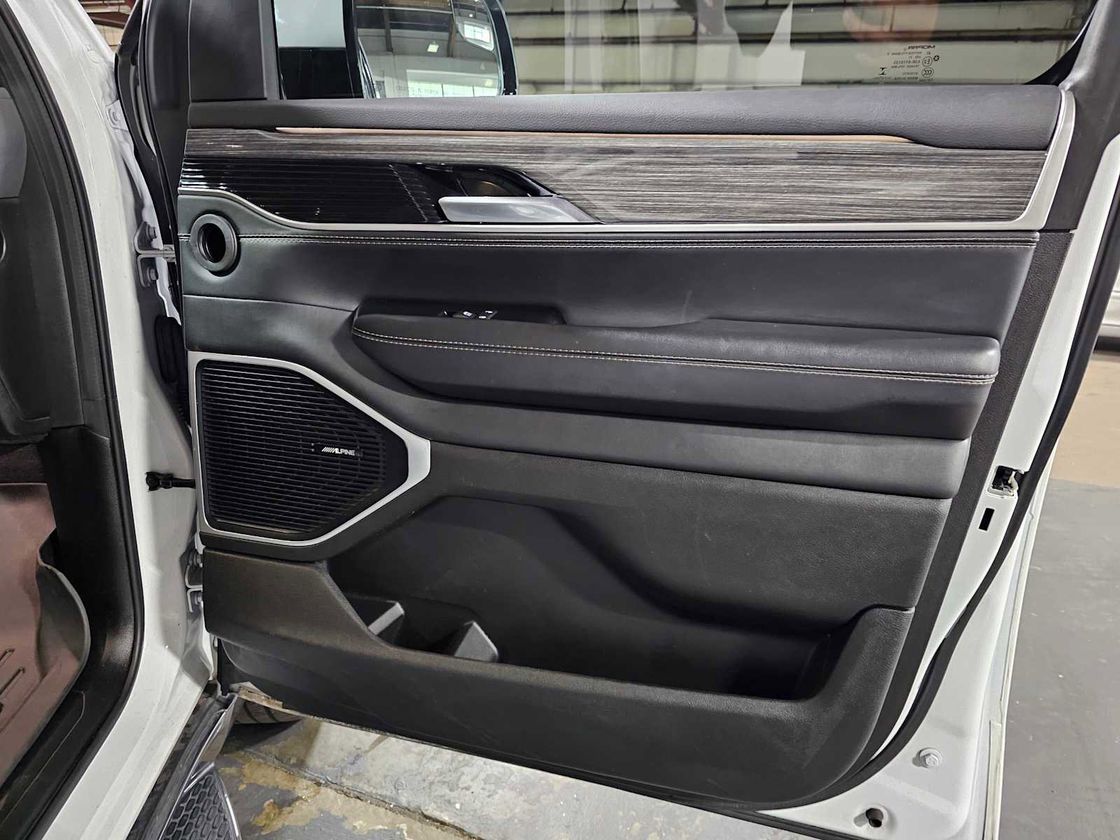 Used 2022 Jeep Wagoneer Series II w/ Premium Group I AWD/4WD image 9