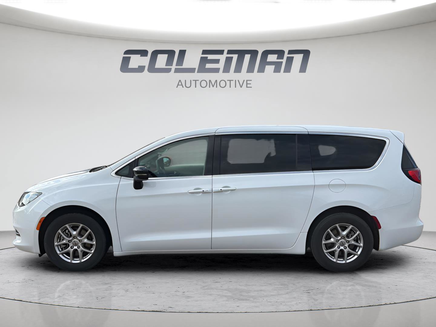 Used 2024 Chrysler Voyager LX FWD image 2