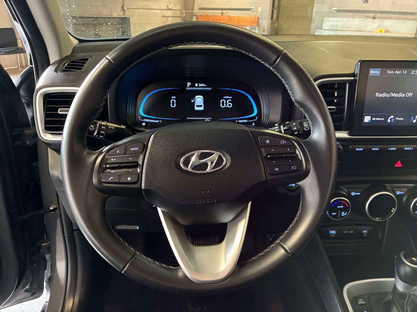 Used 2025 Hyundai Venue SEL image 28
