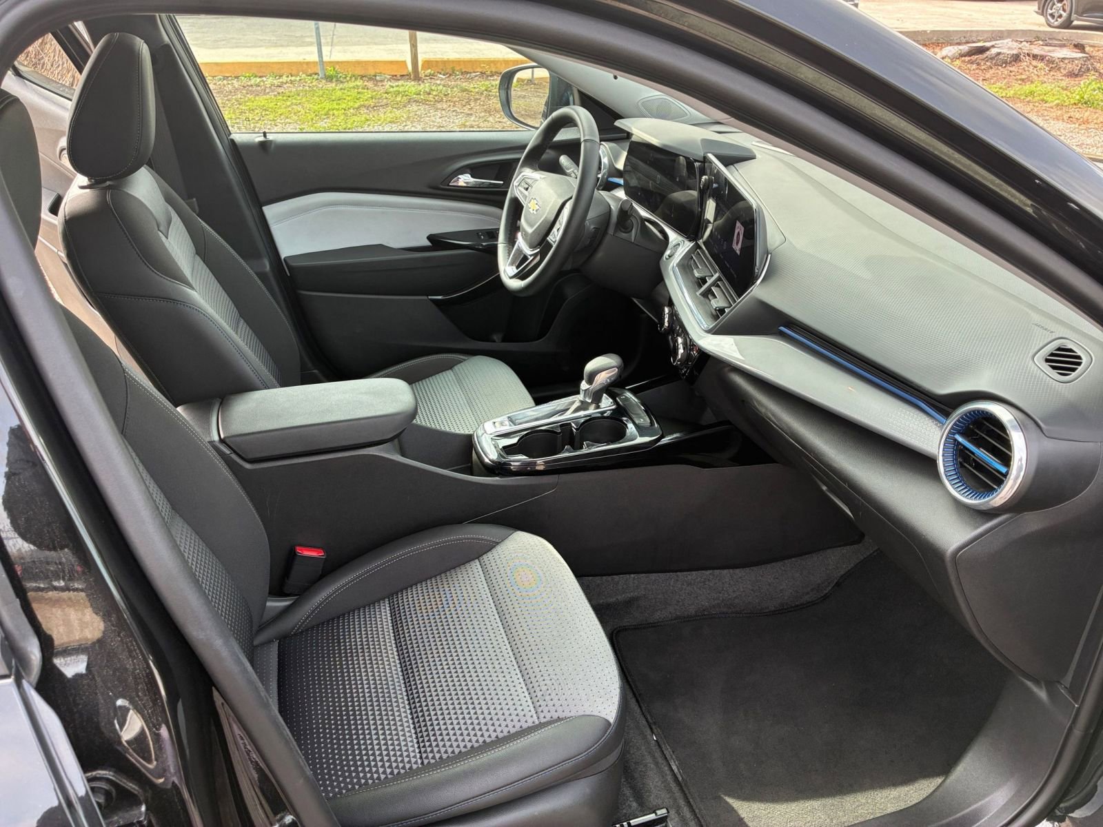 Used 2025 Chevrolet Trax LT w/ LT Convenience Package image 34