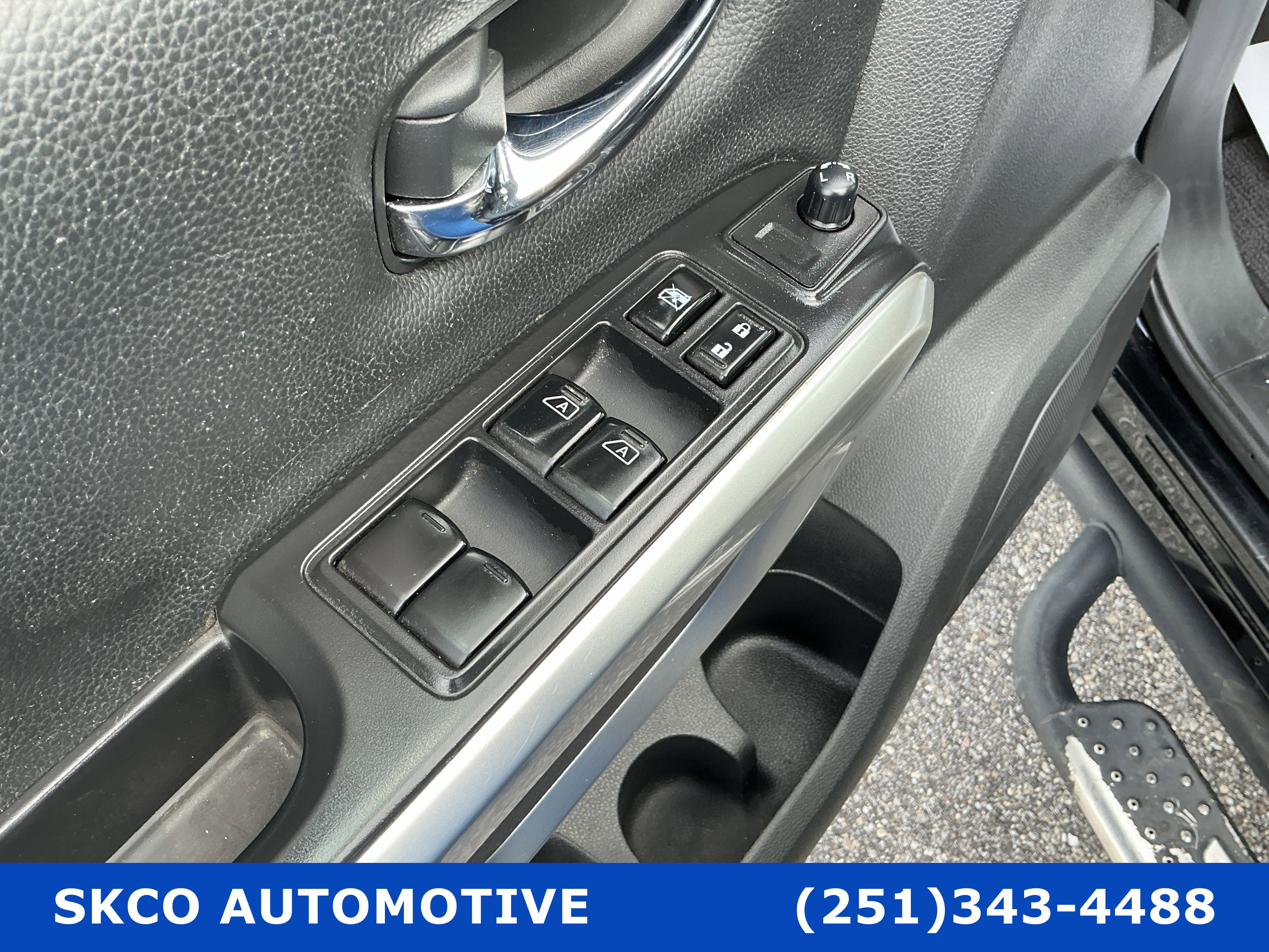 Used 2022 Nissan Titan SV image 22