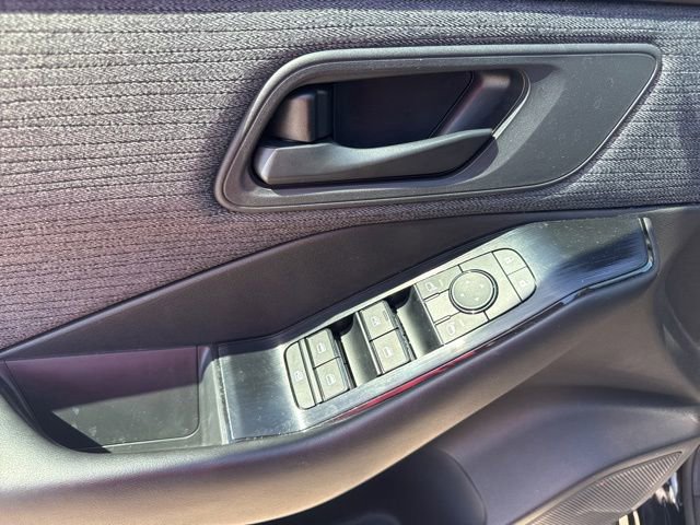 Used 2023 Nissan Rogue S AWD/4WD image 16